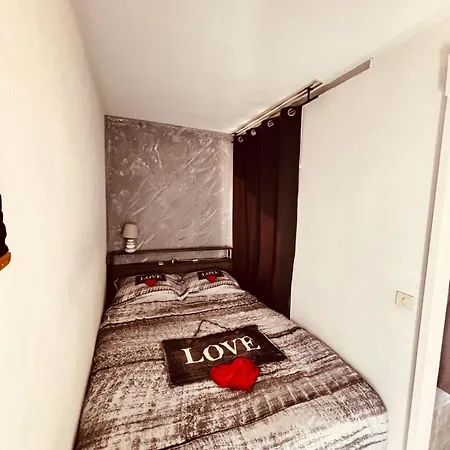 Appartement Dans Avec Piscine A 50m De La
