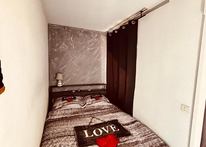 Apartament Dans Avec Piscine A 50m De La